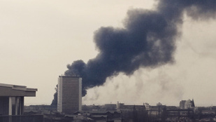 Lángokban állt egy raktárépület Pesten