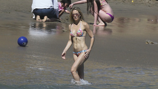 Kate Hudson felháborítóan jól mutat bikiniben