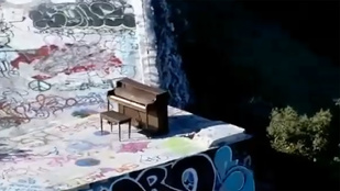 Napi rejtély: hogy került ez a zongora egy hegy tetejére?