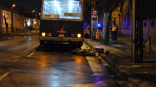Elhunyt a múlt éjjel buszmegállóban elütött férfi