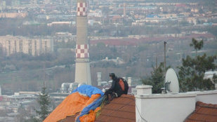 Így landolt a siklóernyős a budapesti háztetőn