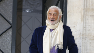 A 82 éves Belmondo egy agyonszolizott télapó lett