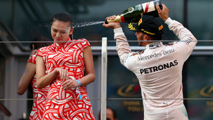 Napi paraszt: Lewis Hamilton arcon spriccelt egy hostesst