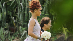 Rihanna elment egy esküvőre, és menyasszonynak öltözött