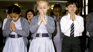 Csak szólunk: egyházi iskolában vallásos gyereket nevelnek