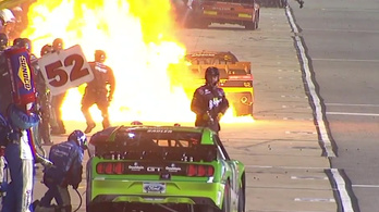 Pokoli lángok csaptak fel a NASCAR-kocsiból