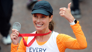 Így néz ki Christy Turlington a londoni maraton után