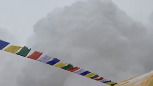 Egy hegymászó lefilmezte, ahogy jön a lavina a Mount Everesten