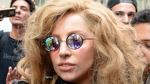 Mi a jó francot csinált Lady Gaga egy tyúkketrecben?