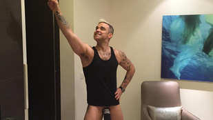 Robbie Williams zoknival a farkán fotózkodott