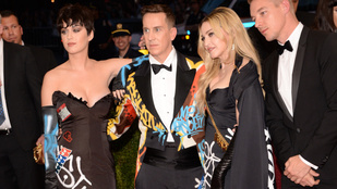 Összeöltözött Madonna és Katy Perry