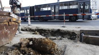 Bombát találtak a Széll Kálmán téren