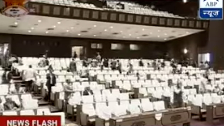 Videón nézheti meg, ahogy ülésezés közben elkapja a földrengés a nepáli parlamentet