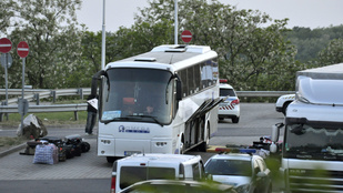 Helyszínelők vizsgáltak egy gyanús buszt Diósd és Érd között