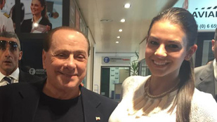 Sarka Kata Berlusconival pózol