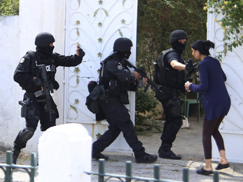 Saját társaira lőtt egy katona Tuniszban