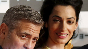 Fura hajjal érkezett Clooney-né férje filmpremierjére