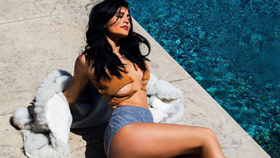 Kylie Jenner a seggét és a biztonság kedvéért a melle alját is kilógatta