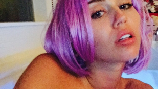 Miley Cyrus most éppen pucéran és parókában bölcs