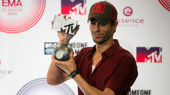 Enrique Iglesias ujját bekapta egy drón a színpadon