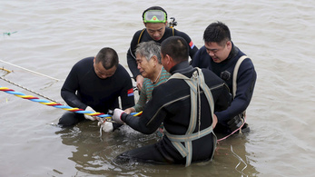 Elsüllyedt a Jangcén egy hajó: 440 embert keresnek