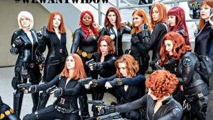 Dögös Fekete Özvegynek öltözött nők követelik, hogy Scarlett Johansson saját filmet kapjon
