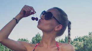 Iszak Eszti bikiniben cseresznyézik