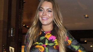 Pörköltszaft, vagy mellbimbó látszik Lindsay Lohan ruháján?