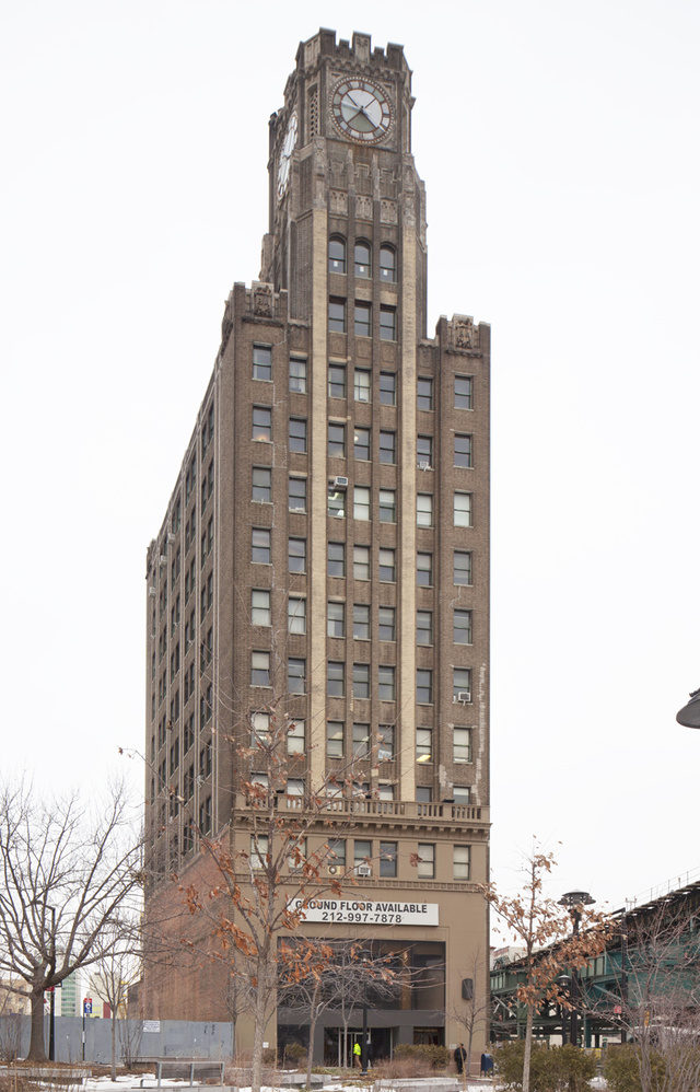 A Long Island City Bank egykori épületét a Kevin Maloney által vezetett Property Markets Group újítaná fel. Maloney tavaly év végén 31 millió dollárt fizetett a Clock Towerért, de az ingatlanos birtokában van a szomszédos telek is, amit 46. millió dollárért vásárolt meg. Bár az engedélyek még nincsenek meg, de a tervek szerint egy 66-70 emeletes lakótorony lesz barna, téglaszerkezetes épületből, amit Queens legmagasabb kereskedelmi épületeként tartanak számon. 