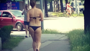 Már akkora a forróság, hogy Budapest utcáin bikinis nők mászkálnak