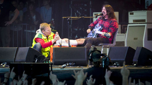 Lábát törte koncert közben a Foo Fighters gitárosa