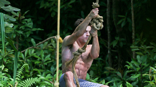 Zac Efron kötélről lengve ugrik a tóba, mint Tarzan