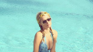 Paris Hilton most dekoltázsban erős fürdőruhában pózol