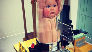 Kiakadt az internet a műanyagcsőbe préselt baba fotóján