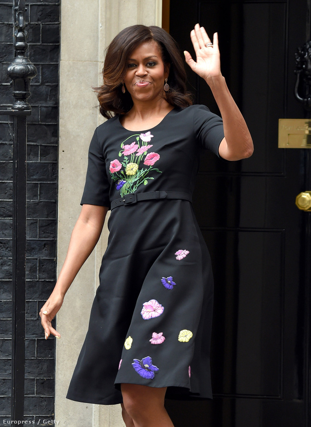Virágmintás Christopher Kane ruhában integet a londoni Downing Streeten.
                        