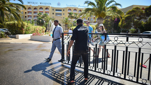 Tunézia: a hotel dolgozói élő pajzsként védték a turistákat
