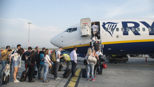 Vontatójármű lyukasztotta ki egy Ryanair-gép oldalát Ferihegyen