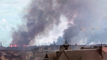 Ilyen volt a lángokban álló Észak-Pest 71 évvel ezelőtt: kivételesen jó felbontású, színes fotó a bombázott fővárosról