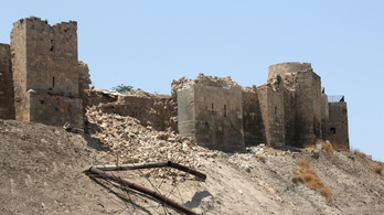Leomlott Aleppó középkori citadellájának fala
