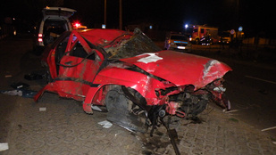 Kerítésnek csapódott egy autó Debrecenben