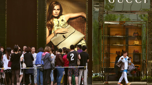 Hiába perlik a luxusmárkák a hamisítókat