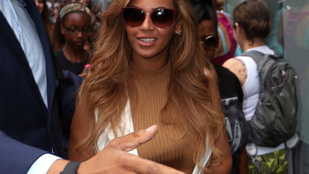 Beyoncé hasát gyanúsan takarják a táskák és testőrök