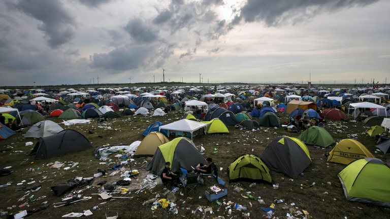 Ausztriában már a rockfesztivál rendezvénysátrában is menekültek alszanak