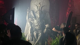 Hátborzongató szobrot avattak a sátánisták