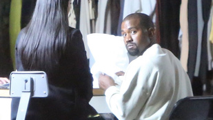 Kanye West szorgos hangyaként mutogatja feleségének a saját tervezésű ruháit
