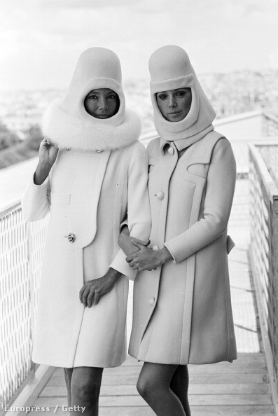 Futurista, bukósisak-szerű téli kalapok Pierre Cardin 1966-os kollekciójában.