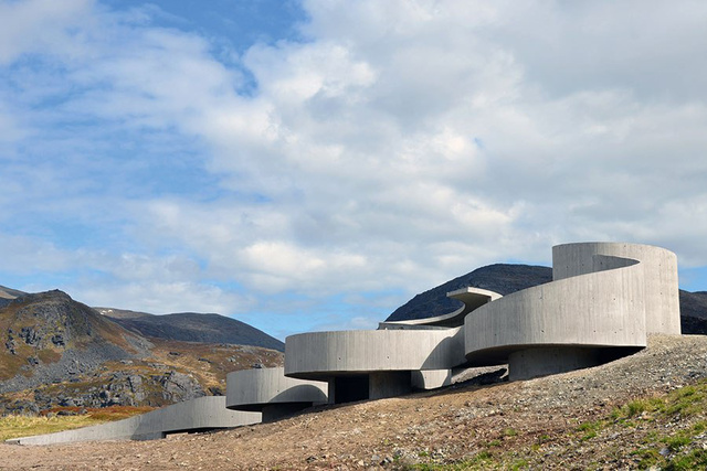 A norvég Reiulf Ramstad Architects a szeles Jeges-tenger partjára tervezte ezt a kígyózó beton rámpát. „ A Havøysund turisztikai útvonal egyike a Norvégiában bejárható 18 nemzeti turisztikai útvonalnak. A fokozatosan lejtő padló a kerekes székes látogatók számára is elérhetővé teszi a kirándulást.” – mondja az építészstúdió.