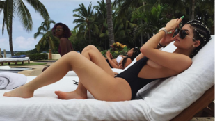 Kylie Jenner kígyómintás bikiniben pózolt