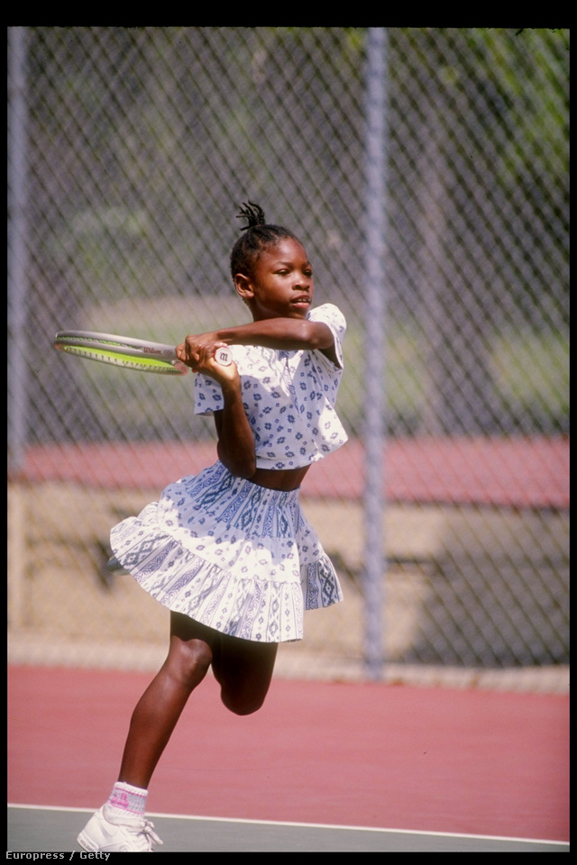 Serena Williams fejtetőre fésült frizurával, mintás kétrészes szettben gyakorolt 1992-ben.