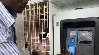 Fizetős automata adja a vizet Nairobiban